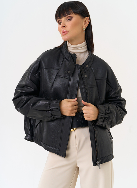 Женский пуховик из натуральной кожи черного цвета