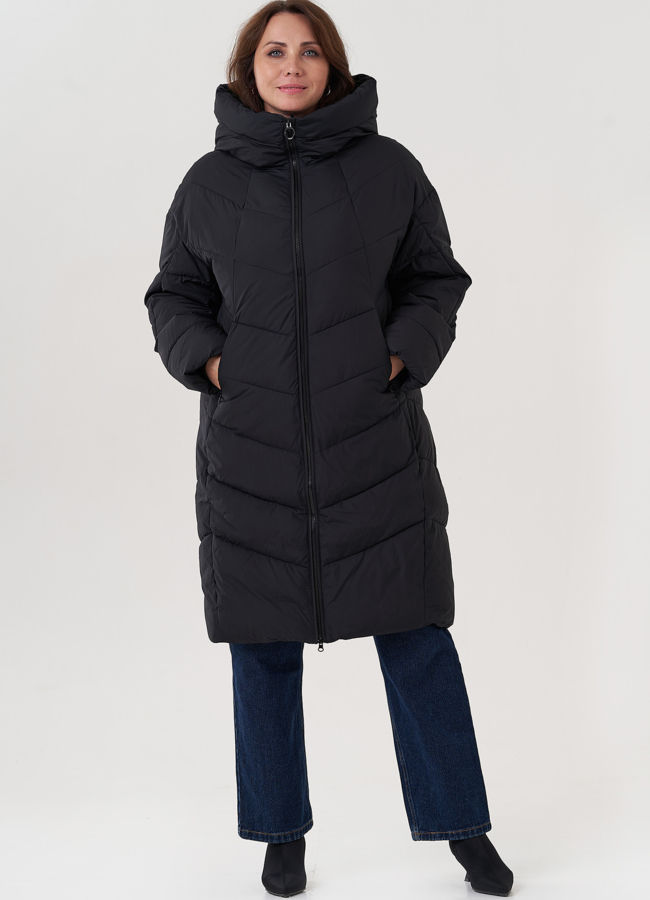 Женский пуховик с капюшоном черного цвета  модель № 25714 меха малина