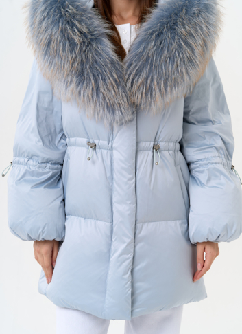 Женский пуховик голубого цвета с капюшоном из меха лисы