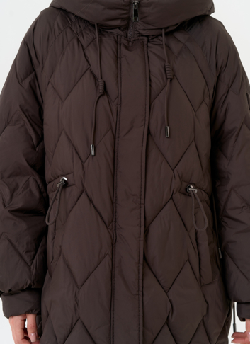 Женский пуховик с капюшоном коричневого цвета