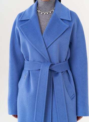 Женское пальто с английским воротником