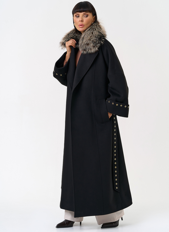 Утепленное женское пальто с английским воротником из меха лисы