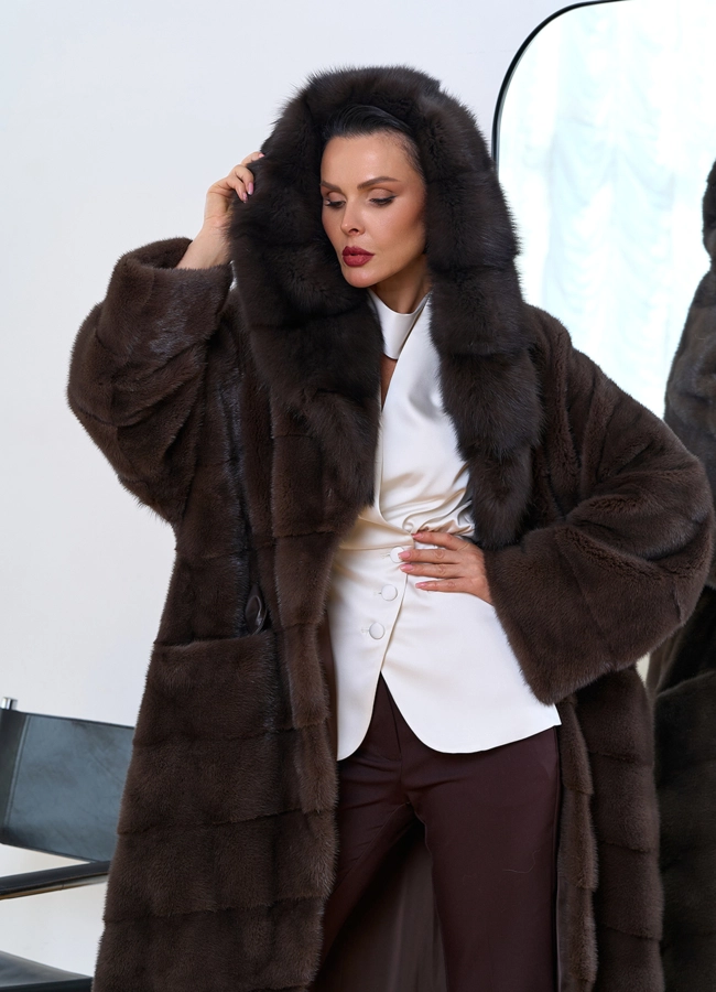 фото Длинная шуба из меха норки с капюшоном из меха куницы модель № 34403 фото