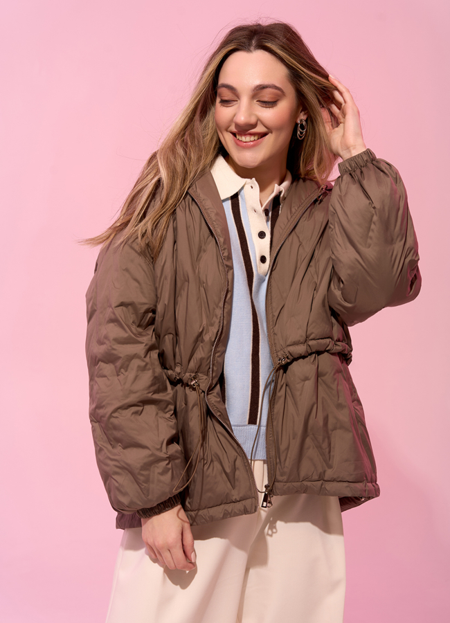 фото Женская куртка в коричневом цвете с капюшоном модель № 31391