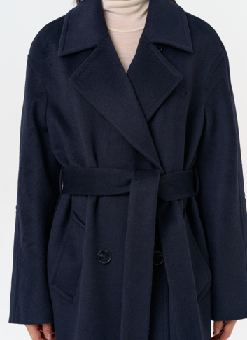 Женское пальто синего цвета с поясом