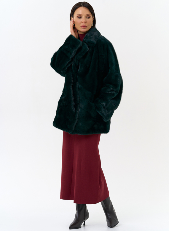 Шуба из меха норки с английским воротником в зеленом цвете
