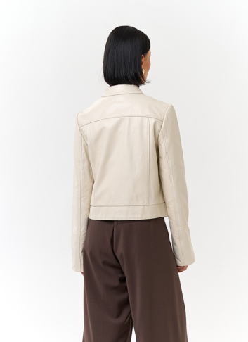 Белая куртка из натуральной кожи