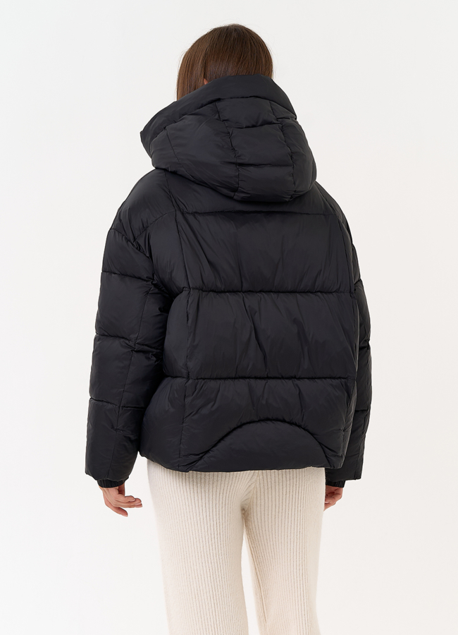 фото Женский короткий пуховик черного цвета модель № 31589