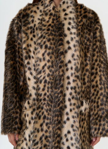 Женская шуба из эко меха с анималистическим принтом