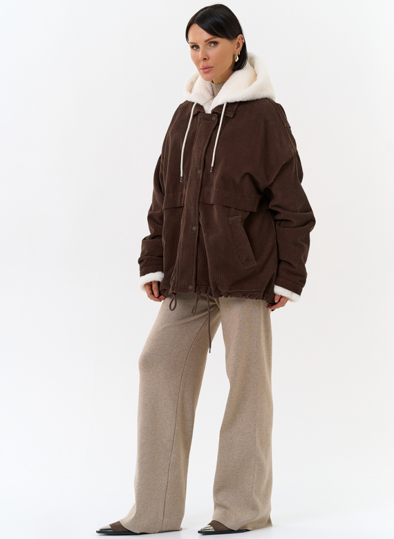 Женская утепленная куртка с отделкой из эко меха