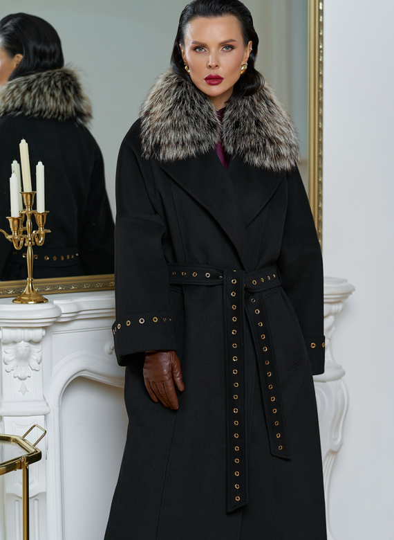 Утепленное женское пальто с английским воротником из меха лисы