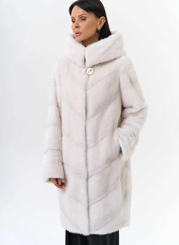Светлая норковая шуба с капюшоном