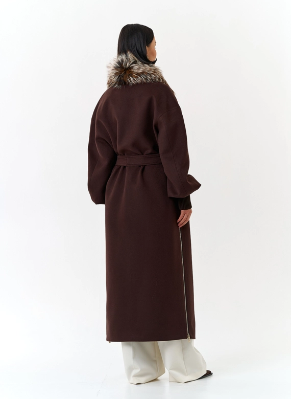 Женское длинное пальто с отделкой из меха лисы фото