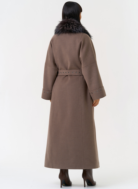 Утепленное женское пальто с английским воротником из меха лисы