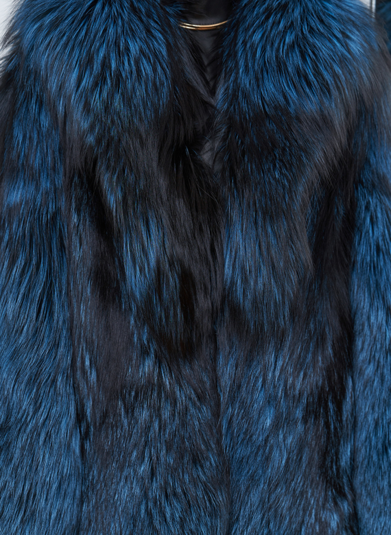 Шуба из меха чернобурки голубого цвета