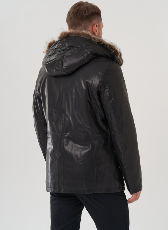 Мужская куртка с капюшоном на мехе из волка