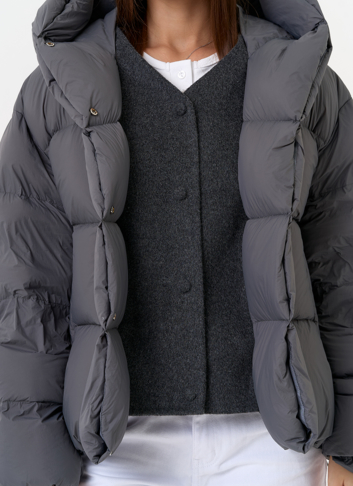 Короткий пуховик с трикотажной манишкой