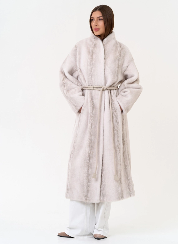 Светлое пальто из эко меха с поясом