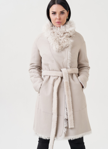 Женская дубленка бежевого цвета 