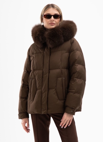 Короткий пуховик с капюшоном из меха песца