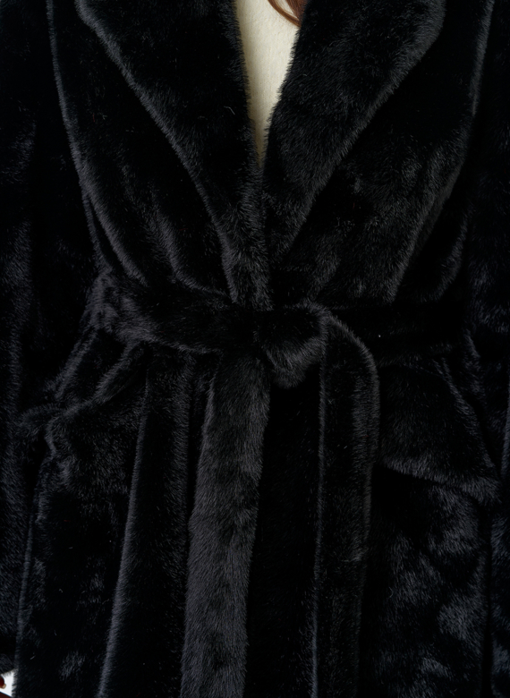 Длинное женское пальто из эко меха с английским воротником
