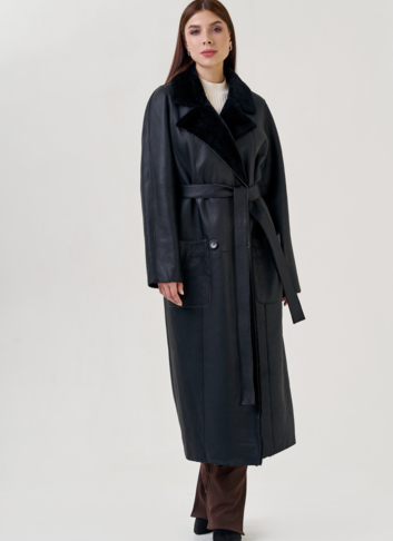 Женская дубленка черного цвета с английским воротником 