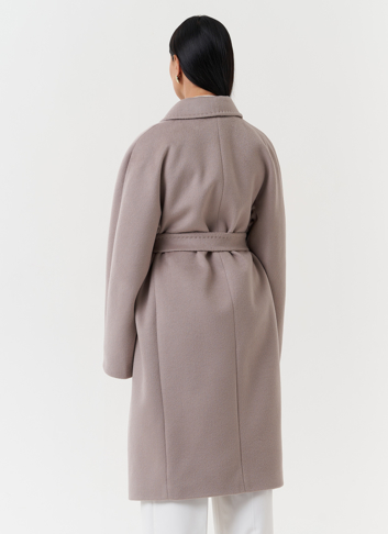 Светлое пальто с поясом