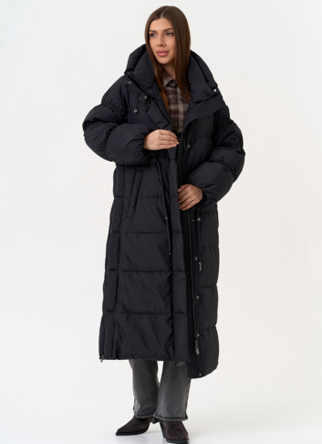 Женский пуховик черного цвета с капюшоном
