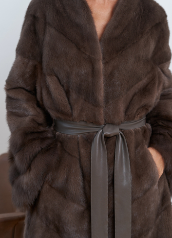 Женская длинная шуба с отделкой из меха куницы