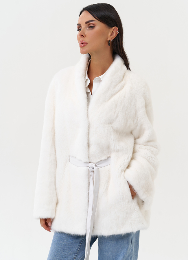 Короткая шуба из норки белого цвета модель № 31179 меха малина