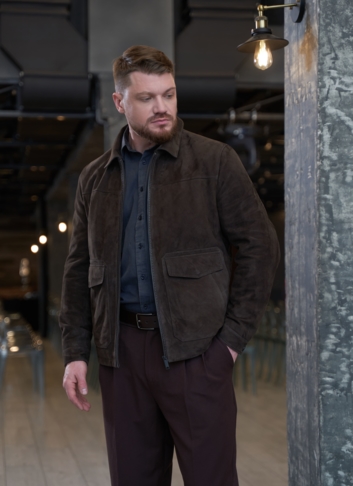 Мужская куртка из натуральной замши коричневого цвета