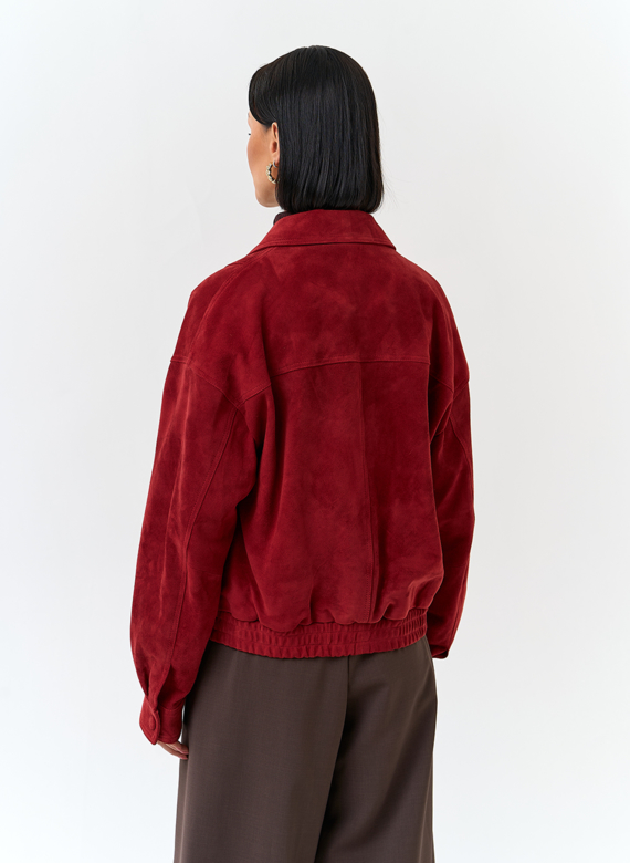 Женская куртка из натуральной замши красного цвета