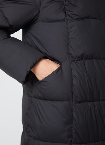 Женский пуховик черного цвета с капюшоном