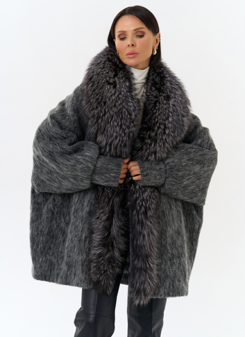 Женский удлиненный пуховик с отделкой из меха чернобурки