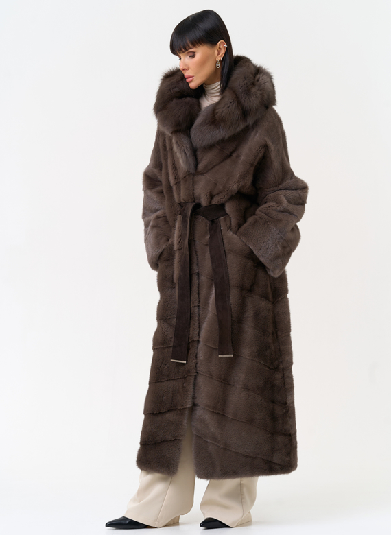 Длинная шуба из меха норки с капюшоном из меха куницы
