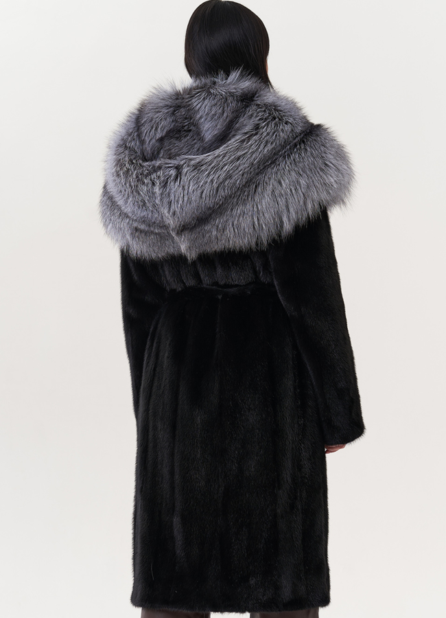 Норковая шуба черного цвета с капюшоном из чернобурки модель № 26751 в рассрочку