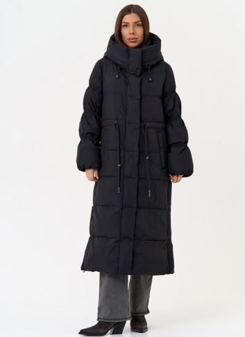 Женский пуховик черного цвета с капюшоном