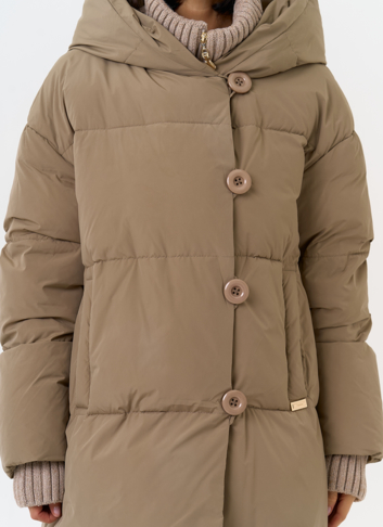 Женский пуховик с акцентными пуговицами