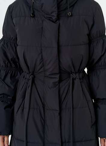 Женский пуховик черного цвета с капюшоном