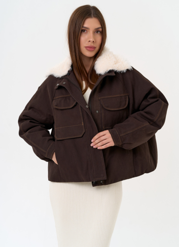 Укороченный пуховик с отделкой из эко меха