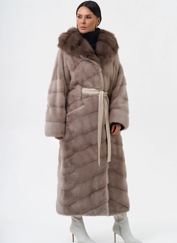 Длинная шуба из норки с капюшоном из меха куницы