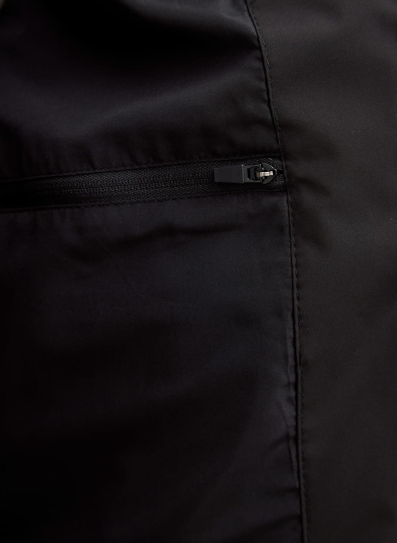 Мужской пуховик черного цвета