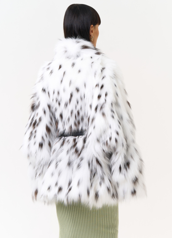 Белая шуба из меха лисы с поясом