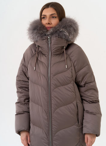 Женский пуховик с отделкой из меха лисы