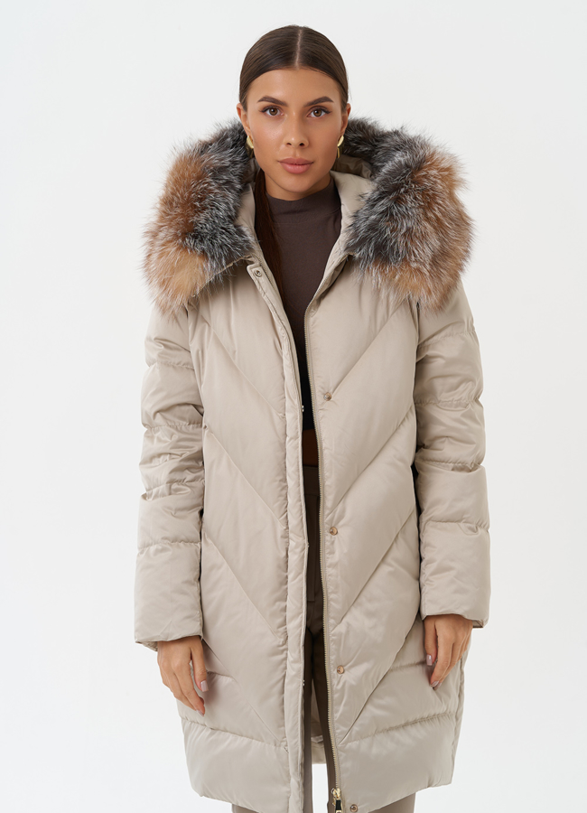 Светлый пуховик с мехом чернобурки модель № 28847 универмаг малина