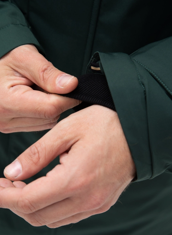 Мужской пуховик с капюшоном из меха енота
