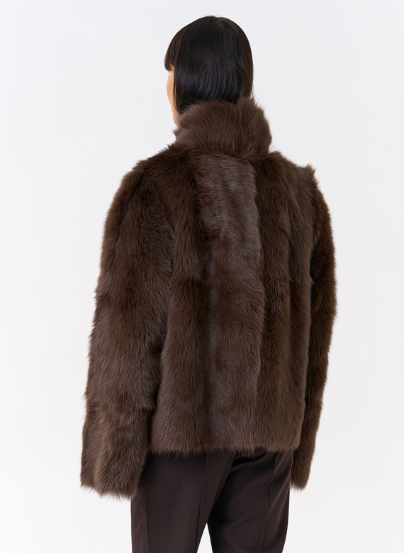 Женская короткая дубленка с воротником стойкой