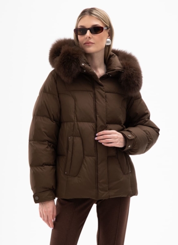 Короткий пуховик с капюшоном из меха песца