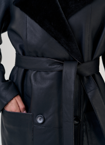 Женская дубленка черного цвета с английским воротником 