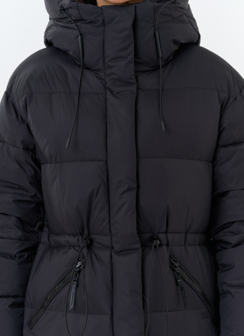 Женский пуховик черного цвета с капюшоном